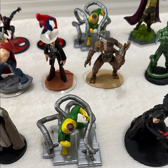 Assorted Action Figures Collection - Picture 9 of 11